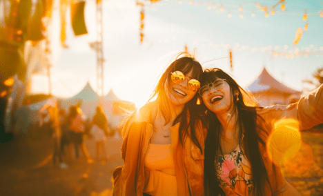 2 friends at a festival
